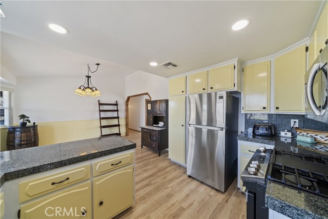 55578 Free Gold Drive, Yucca Valley CA: https://media.crmls.org/medias/efb37ef8-26a7-44ad-9055-e967c1ccf822.jpg