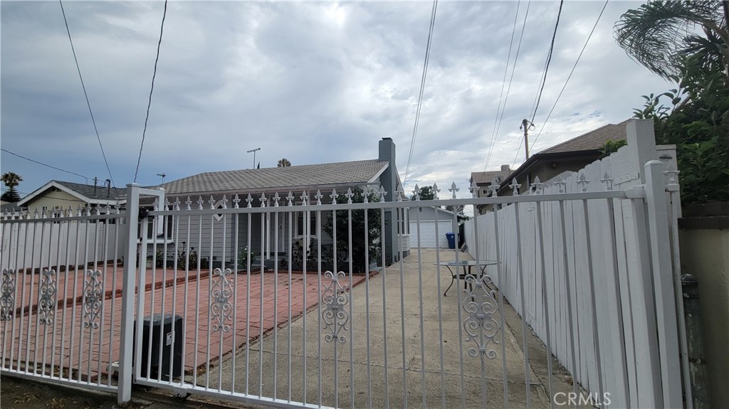 6733 Hinds Avenue, North Hollywood, CA 91606