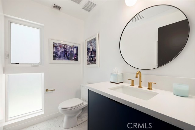 922 N Ridgewood Pl, Los Angeles CA: https://media.crmls.org/medias/efba76b5-4229-47de-aa52-7252d19071b4.jpg