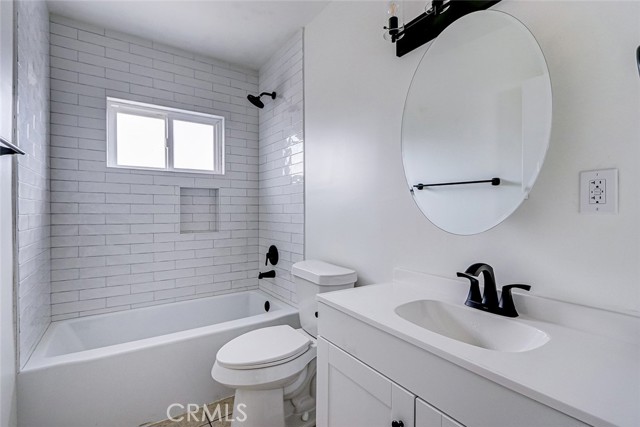 4207 Manhattan Beach Boulevard, Lawndale CA: https://media.crmls.org/medias/efbbf6a5-1fed-456b-8286-0a55b6b355c8.jpg