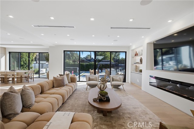 22518 Burbank photo 25