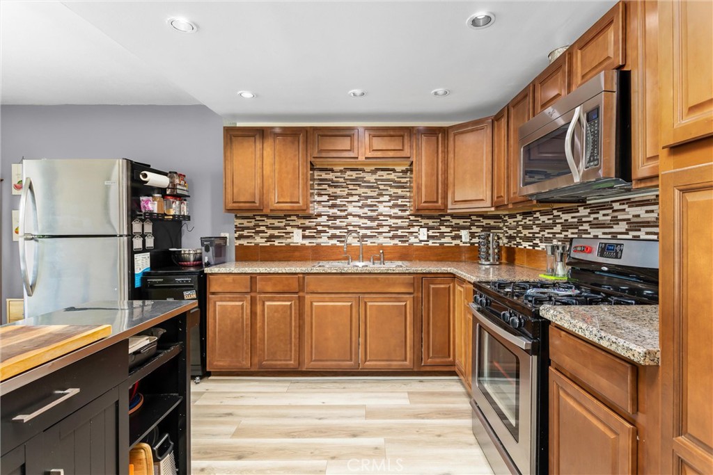 https://media.crmls.org/medias/efbde087-3cdb-4361-9483-f8d1c1ac963f.jpg?preset=X-Large
