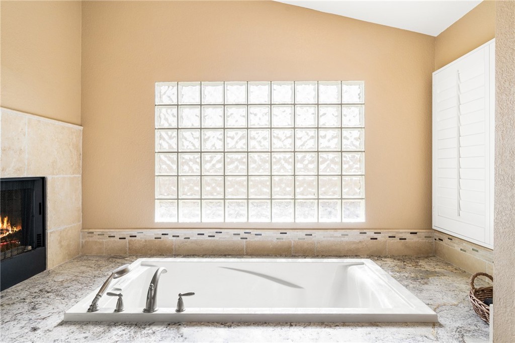 https://media.crmls.org/medias/efbe4a6d-bf32-44b4-bd8a-271c3ef1078a.jpg?preset=X-Large
