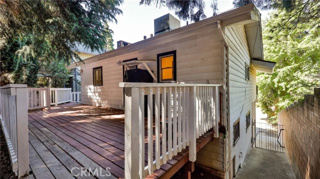 Side entrance to back deck