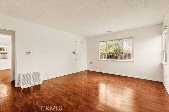 Detail Gallery Image 3 of 16 For 6916 Wystone Ave, Reseda,  CA 91335 - 2 Beds | 1 Baths