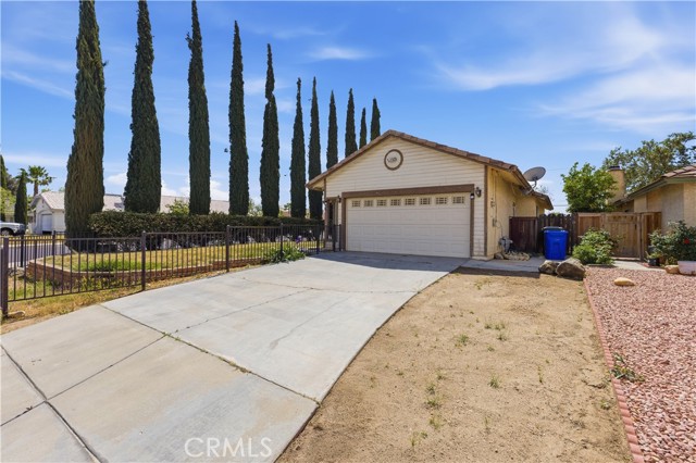 Detail Gallery Image 3 of 37 For 13645 Agate Way, Victorville,  CA 92392 - 3 Beds | 2 Baths