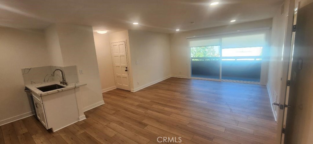 https://media.crmls.org/medias/efc712dc-a4c2-4287-a0e2-2a8f3080336f.jpg?preset=X-Large