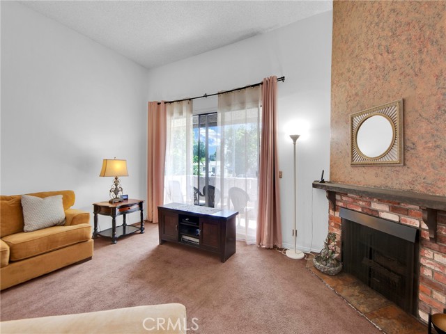 Detail Gallery Image 4 of 31 For 18425 Saticoy St #1,  Reseda,  CA 91335 - 3 Beds | 2/1 Baths