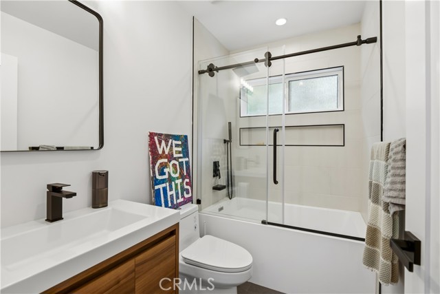 Detail Gallery Image 28 of 53 For 22637 Erwin St, Woodland Hills,  CA 91367 - 6 Beds | 5/1 Baths