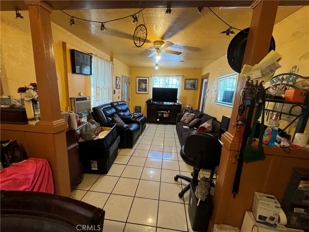 https://media.crmls.org/medias/efcced12-54ab-4216-9766-974acdf0d600.jpg?preset=X-Large