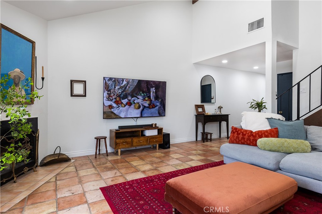 https://media.crmls.org/medias/efcfa7cc-202d-4411-9a7a-087bfa5d0a8b.jpg?preset=X-Large