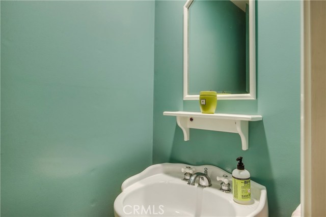 main level powder bath