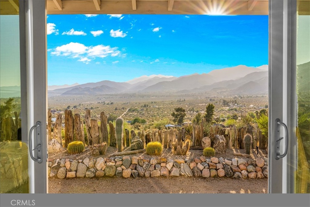 https://media.crmls.org/medias/efd28472-b45c-4377-b1dd-49e248a40553.jpg?preset=X-Large