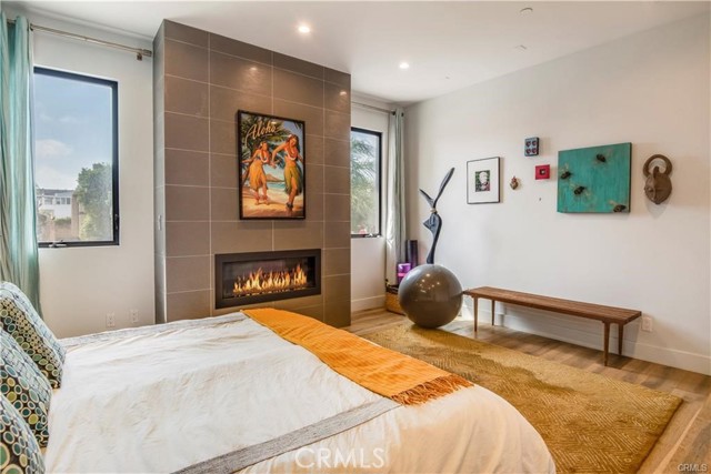 Detail Gallery Image 16 of 26 For 700 Broadway, Redondo Beach,  CA 90277 - 4 Beds | 3/1 Baths