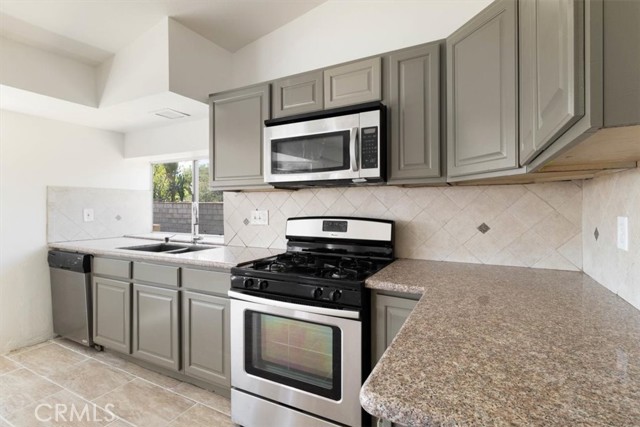 Detail Gallery Image 13 of 45 For 18233 Montgomery Ave, Fontana,  CA 92336 - 4 Beds | 2 Baths
