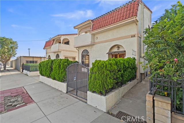 215 N Maple Avenue, Montebello CA: https://media.crmls.org/medias/efd8eaf6-504c-4b72-ba09-379b10a1d210.jpg
