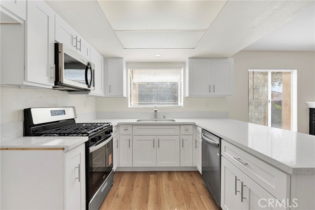 Detail Gallery Image 4 of 27 For 16543 San Juan Pl, Victorville,  CA 92395 - 4 Beds | 3 Baths