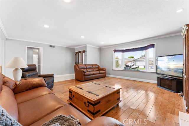 Detail Gallery Image 3 of 28 For 15762 Plymouth Lane, Huntington Beach,  CA 92647 - 5 Beds | 2 Baths