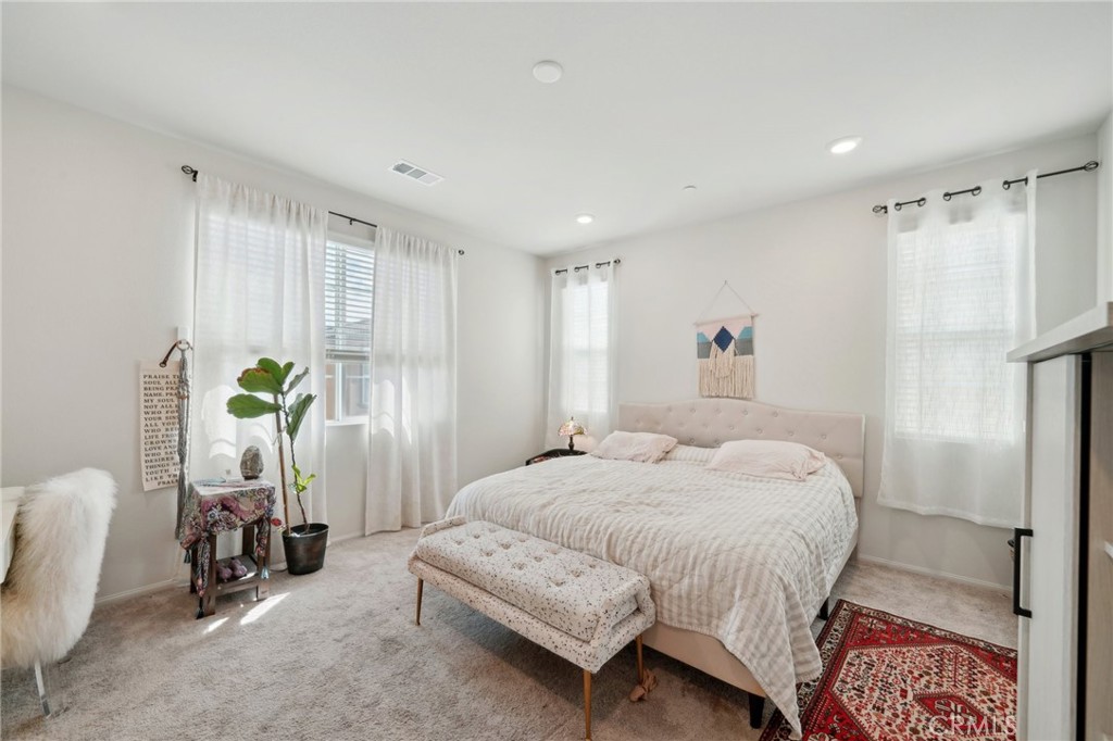 https://media.crmls.org/medias/efe15410-a51d-4623-95d2-2e3a9297dca5.jpg?preset=X-Large