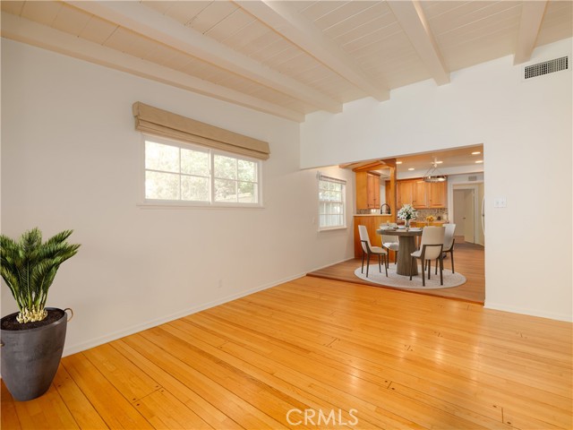 Detail Gallery Image 18 of 65 For 4539 Hayvenhurst, Encino,  CA 91436 - 3 Beds | 3 Baths