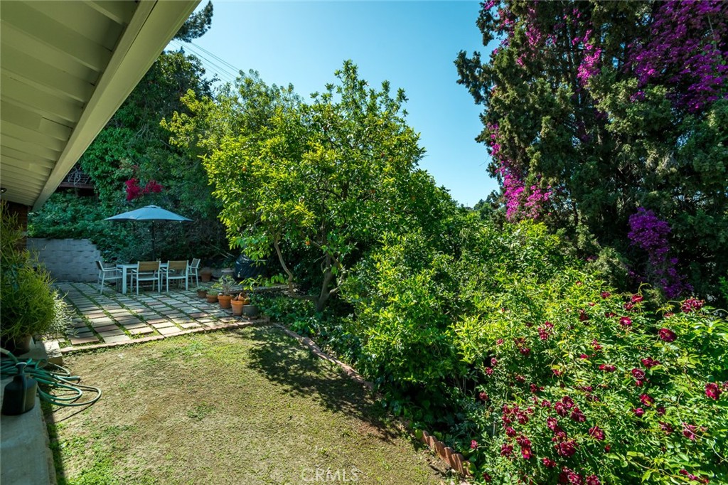 https://media.crmls.org/medias/efe3eeb2-87d2-48ed-b327-bd9c86e36483.jpg?preset=X-Large