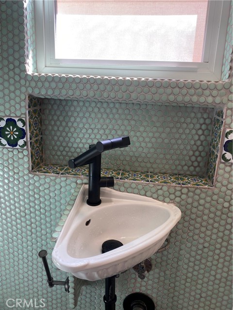 631 1/2 Benson Way, Thousand Oaks CA: https://media.crmls.org/medias/efe507a6-41c2-49e6-864e-512255a1c255.jpg