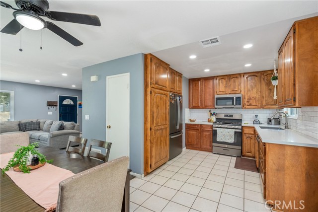 6858 John Dr, Jurupa Valley CA: https://media.crmls.org/medias/efe59aba-e720-4475-bd5a-8447ccf2bbda.jpg