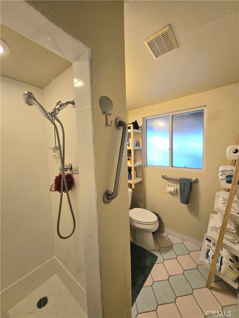 https://media.crmls.org/medias/efe66042-8e7e-4f2f-951b-c2f244c66487.jpg?preset=X-Large