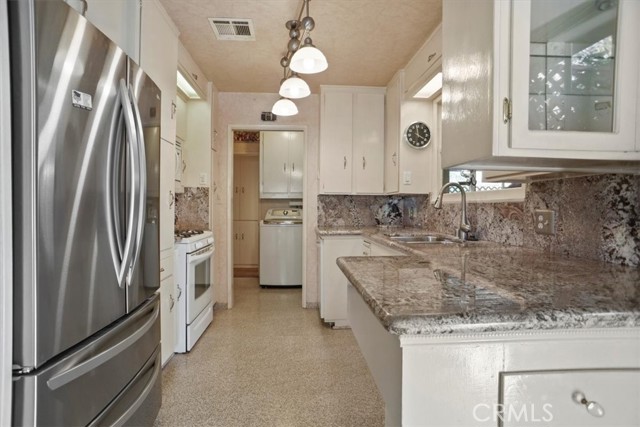 Detail Gallery Image 5 of 21 For 719 W Avenue J10, Lancaster,  CA 93534 - 3 Beds | 2 Baths