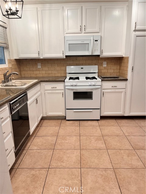 18319 Collins Street, Tarzana CA: https://media.crmls.org/medias/efe76459-7fe4-4701-83c9-7d0d5fc925f7.jpg