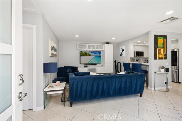 40 Tangerine, Irvine CA: https://media.crmls.org/medias/efe92123-82bf-4576-aa57-d9fb59ec93fb.jpg
