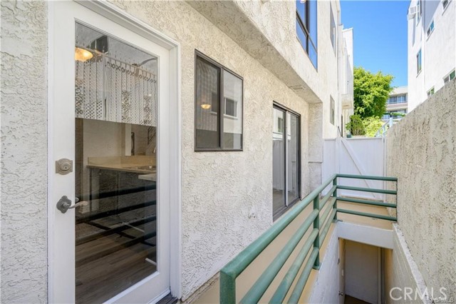 Detail Gallery Image 24 of 32 For 11954 Mayfield Ave #3,  Los Angeles,  CA 90049 - 2 Beds | 2/1 Baths