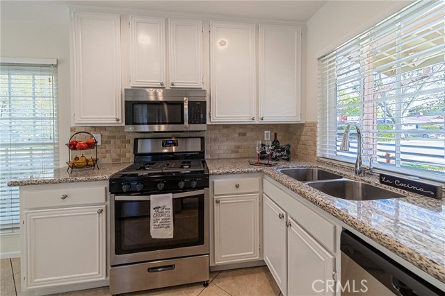 Detail Gallery Image 10 of 19 For 24403 Lisa Kelton Pl, Newhall,  CA 91321 - 4 Beds | 2 Baths