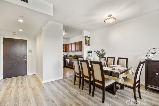 Detail Gallery Image 6 of 31 For 13951 Sherman Way #301,  Van Nuys,  CA 91405 - 2 Beds | 2 Baths