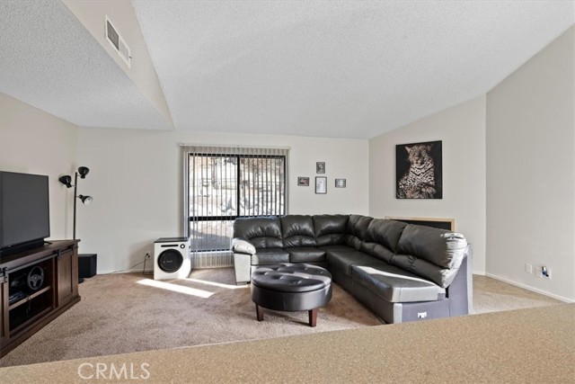 2 Village Lane, Tehachapi CA: https://media.crmls.org/medias/efec51e3-a784-4ab7-810a-3d105c2b5920.jpg