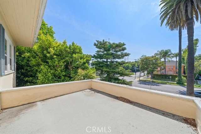 268 S Norton Avenue, Los Angeles CA: https://media.crmls.org/medias/efed465b-7552-4692-8e12-b47d94c72d88.jpg