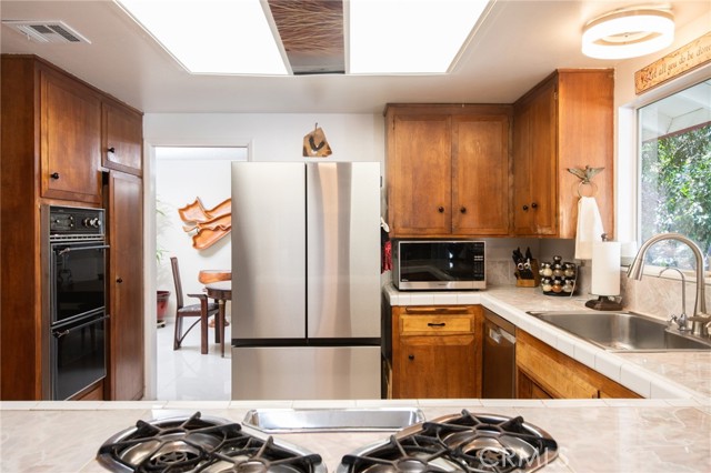 5295 Bronson Way, Riverside CA: https://media.crmls.org/medias/efee7b9a-87bd-4509-8f80-b7ca55a796dd.jpg