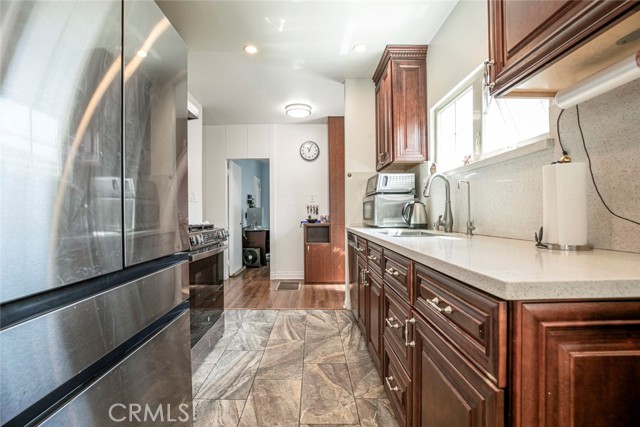 533 Hawthorne Street, Glendale CA: https://media.crmls.org/medias/efef7a53-4440-41df-b55b-e0d48c85d908.jpg