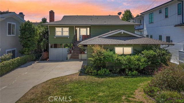 Detail Gallery Image 1 of 1 For 1230 9th St, Manhattan Beach,  CA 90266 - 4 Beds | 3 Baths