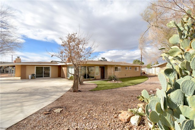 Detail Gallery Image 1 of 20 For 13076 Osage Rd, Apple Valley,  CA 92308 - 4 Beds | 2 Baths