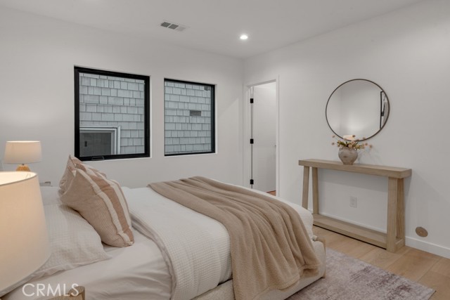 58 66th Place, Long Beach CA: https://media.crmls.org/medias/eff412f1-4832-44ed-94fc-c556aeaee9c4.jpg