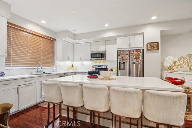 Detail Gallery Image 9 of 37 For 13225 Victory Bld, Valley Glen,  CA 91401 - 3 Beds | 3/1 Baths