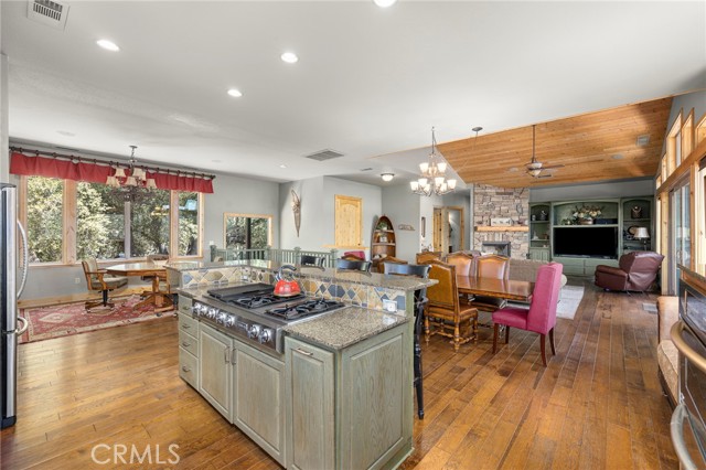 39828 Granite Ridge Lane, Bass Lake CA: https://media.crmls.org/medias/eff54fd2-4271-40b0-b0e6-c4134ec6c334.jpg