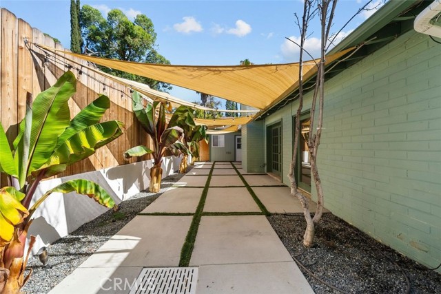 22232 Buena Ventura St, Woodland Hills CA: https://media.crmls.org/medias/eff58cd8-712f-4a6e-b82f-7409a0bc4e6a.jpg