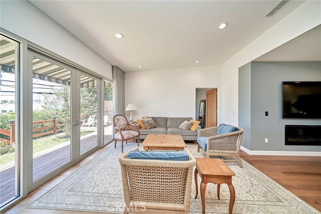 3321 Moore Street, Los Angeles CA: https://media.crmls.org/medias/eff849b0-344c-4c8a-85e3-d896aa19d1e4.jpg