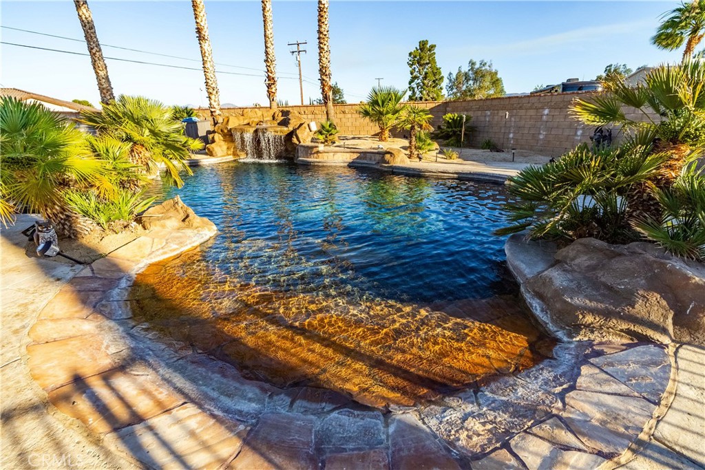 https://media.crmls.org/medias/effe5551-7018-4036-9eff-1154218ef19d.jpg?preset=X-Large
