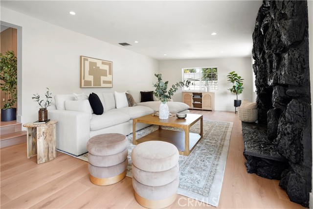 Detail Gallery Image 11 of 46 For 18324 Sylvan St, Tarzana,  CA 91335 - 4 Beds | 2 Baths