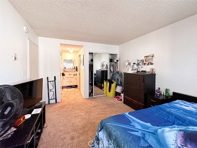 (1) Unit: 2 bed, 1.75 bath, upstairs unit