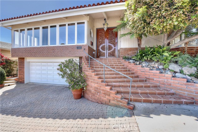 Detail Gallery Image 1 of 28 For 906 Emerald Bay, Laguna Beach,  CA 92651 - 4 Beds | 2/1 Baths