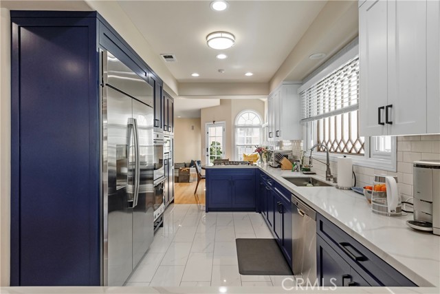 Detail Gallery Image 11 of 33 For 336 10th St, Manhattan Beach,  CA 90266 - 5 Beds | 4 Baths